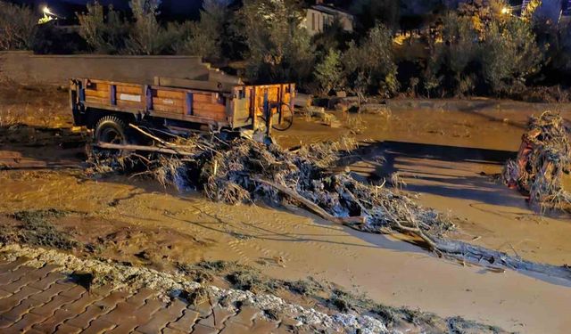 Çorum’u sel vurdu: Sağlık ocağının duvarı yıkıldı, araçlar mahsur kaldı, yollar göle döndü