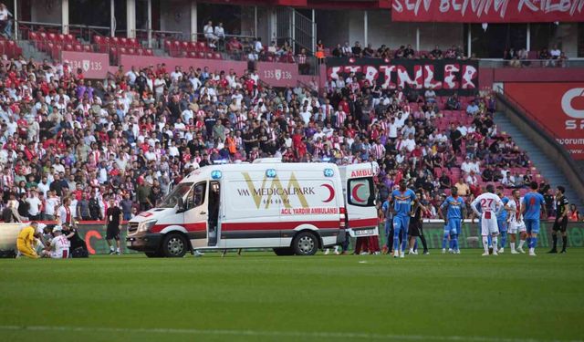 Göztepeli futbolcu Solet, ambulansla hastaneye kaldırıldı