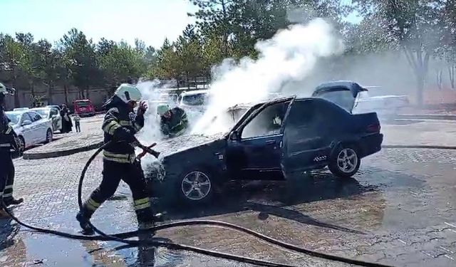 Otomobil alev topuna döndü, o anlar cep telefonu kamerasına yansıdı