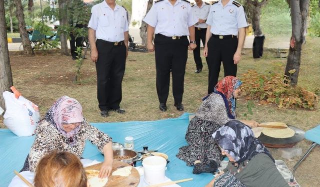 Şehit anneleri, yaptıkları gözlemeleri jandarma personeline ikram etti