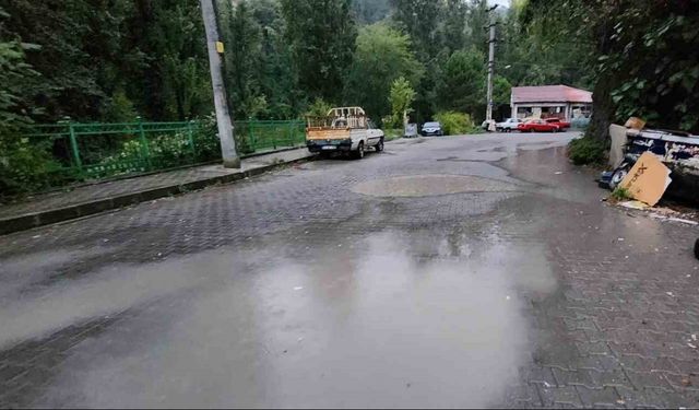 Yağmur sonrası yollar göle döndü, mahalleli belediyeden mazgal istedi