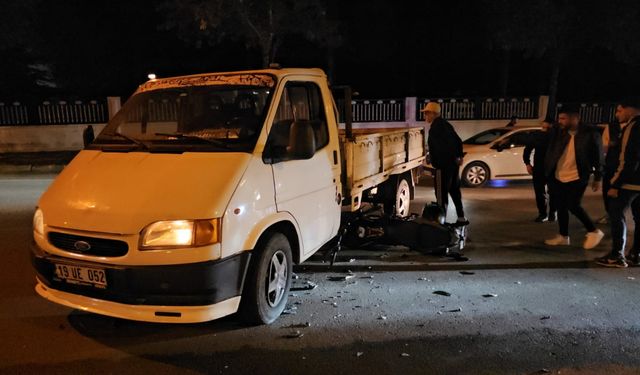 Çorum’da kamyonet ile çarpışan motosikletin sürücüsü yaralandı