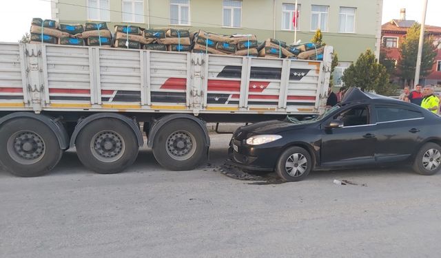 Çorum'da park halindeki tıra çarpan otomobildeki 4 kişi yaralandı