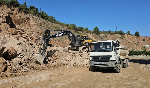 Karadeniz Ereğli'de heyelan nedeniyle kapanan fabrika yolunu açma çalışmaları sürüyor