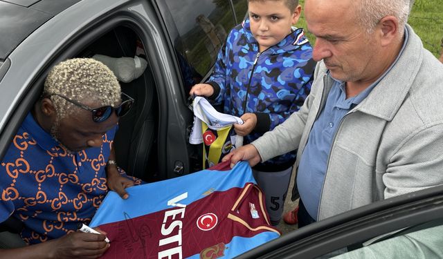 Trabzonspor'un eski futbolcusu Yattara, Düzce'de halı saha açılışına katıldı