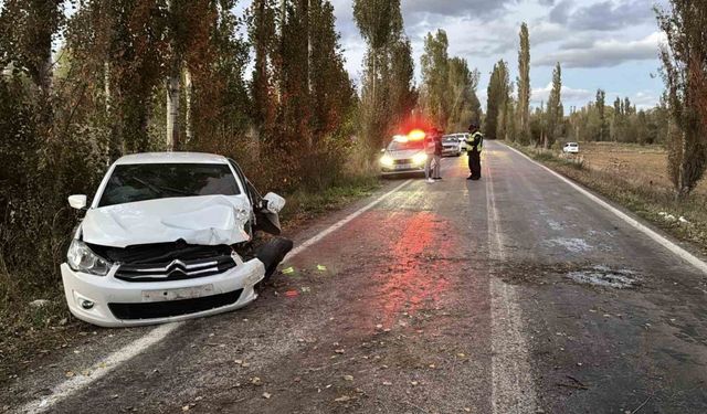 Kontrolden çıkan otomobil ağaca çarptı! 4 yaralı!