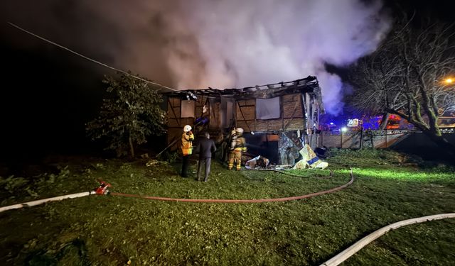 Düzce'de iki katlı evde çıkan yangın söndürüldü