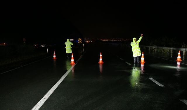 GÜNCELLEME - Rize'de heyelan nedeniyle Karadeniz Sahil Yolu'nun Artvin yönü ulaşıma kapandı