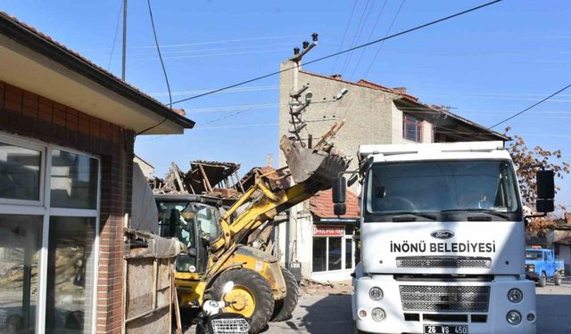 İnönü’de tehlike saçan metruk bina yıkıldı