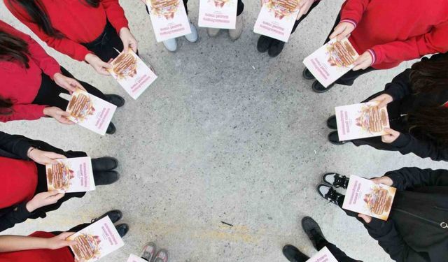 Ortaokul öğrencileri, yazdıkları hikayelerle kendi kitaplarını bastı