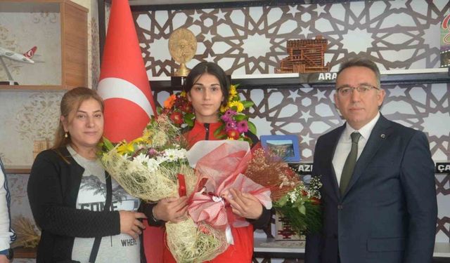 Avrupa şampiyonu olan milli sporcu memleketinde çiçeklerle karşılandı