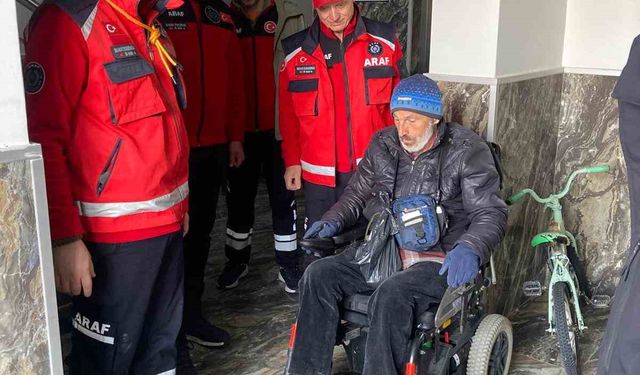 Elektrik kesilince mahsur kalan engelli vatandaşın imdadına kurtarma ekibi koştu