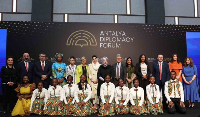 Emine Erdoğan’dan "Ayrışan Dünyada Geleceği İnşa Etmek: Eğitimin Dönüştürücü Gücü" paneline dair paylaşım