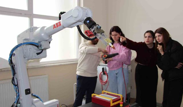 Endüstriyel robotlara kadın eli değdi