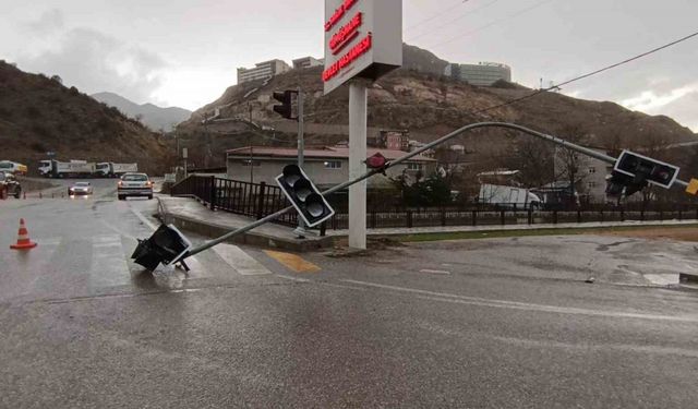 Gümüşhane’de fırtına trafik ışıklarını devirdi