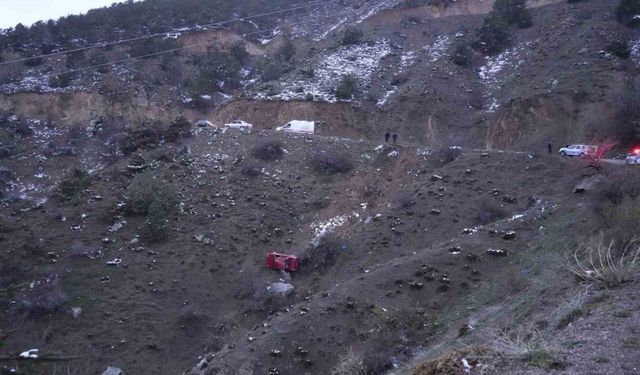 Gümüşhane’de otomobil uçuruma yuvarlandı: 3 yaralı