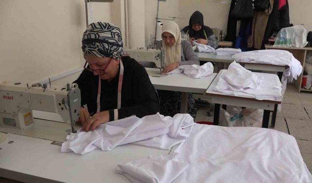 İyidere’de Halk Eğitim Merkezi kursiyerlerinden çocuklara 23 Nisan sürprizi