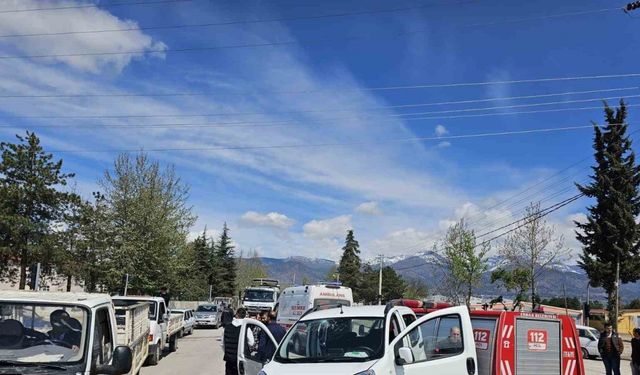 Kavşakta meydana gelen kazada 3 kişi yaralandı