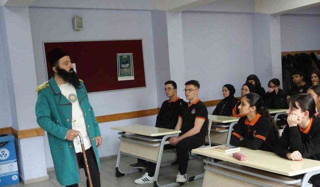 Tarihi karakterleri sınıfta öğrencileriyle buluşturuyor