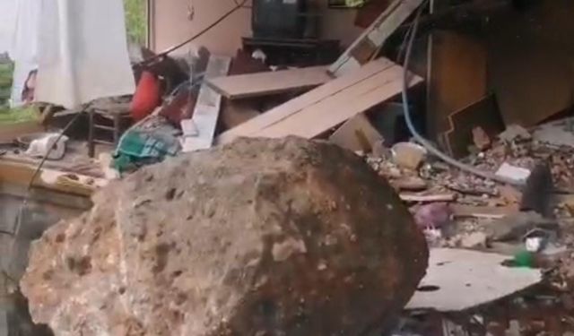 Yamaçtan kopan kayalar eve çarptı