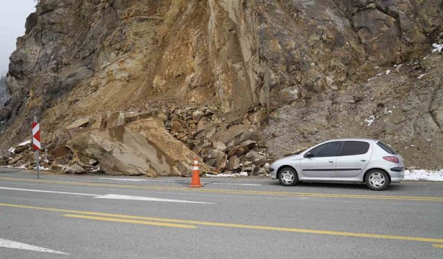 Zigana Dağı’nda yola düşen dev kayalar korkutuyor