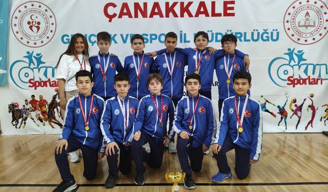 Tokat Fevzi Çakmak Ortaokulu Voleybol Takımı Çanakkale’den Türkiye 2.’liği ile döndü