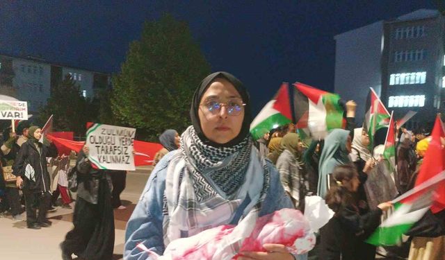 Cumhuriyet Üniversitesi öğrencileri kanlı bebek maketleriyle İsrail’i protesto etti