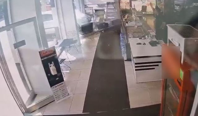 Fren yerine gaza bastı, kasap dükkanına daldı