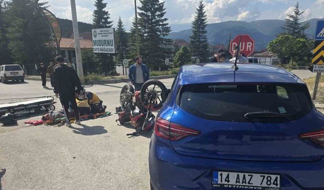 Otomobille çarpışan motosiklet sürücüsü yaralandı