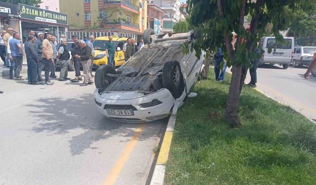 Ticari teksiyle çarpışıp takla atan otomobilin sürücüsü yara almadan kurtuldu