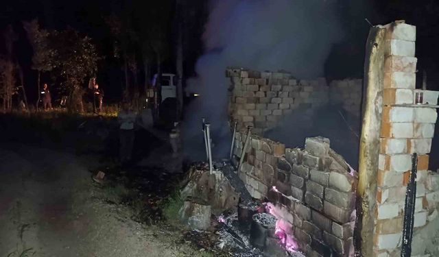 Çankırı’da kavak ağaçları ve baraka alevlere teslim oldu