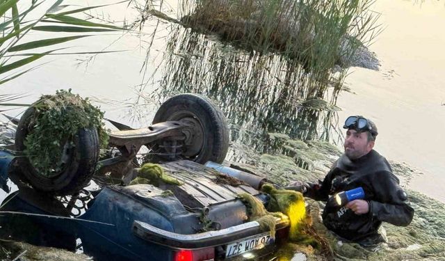 İçerisinde 3 kişinin bulunduğu otomobil suya düştü