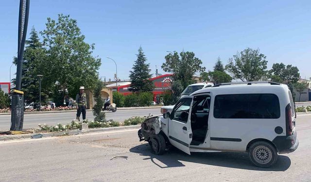 Karaman’da hafif ticari araç aydınlatma direğine çarptı: 1 yaralı