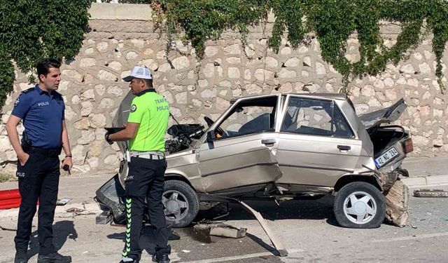 Karaman’da önce solladığı kamyonete sonra da aydınlatma direğine çarpan aracın sürücüsü yaralandı