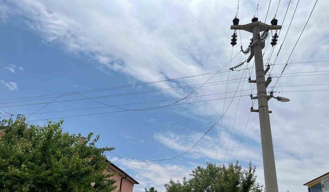 Kulu’da aşırı rüzgardan elektrik teli koptu, mahalle elektriksiz kaldı