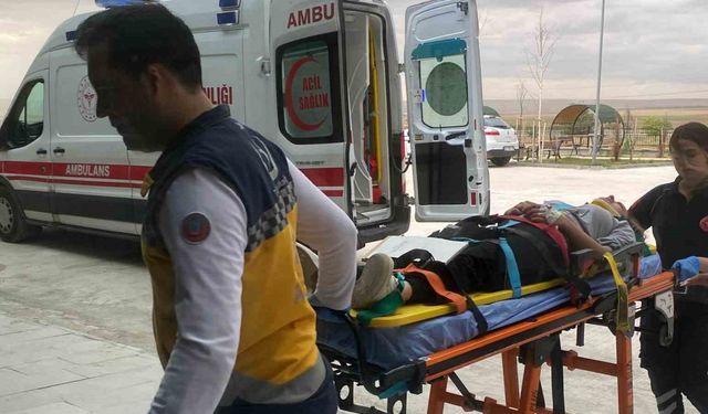 Motosiklet kaldırıma çarptı: 2 yaralı
