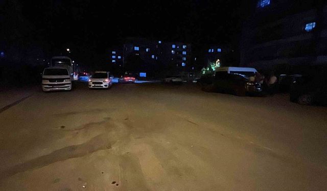 Tartışıp kovaladığı kişiyi bıçaklayıp kaçtı