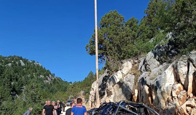 Uçuruma yuvarlanan kamyonetin sürücüsü hayatını kaybetti