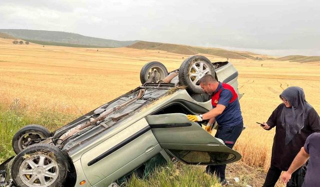 Yağmurun kayganlaştırdığı yolda otomobil takla attı: 3 yaralı