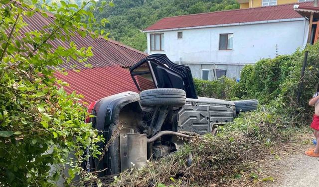 El freni çekilmeyen otomobil evin boşluğuna düştü