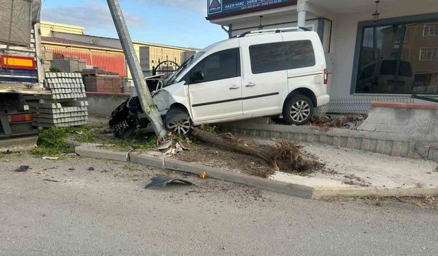 Hafif ticari araç önce ağaca, ardından direğe çarptı: 1 yaralı