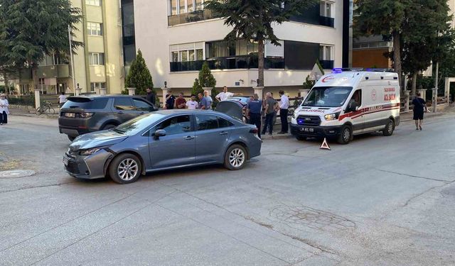İki otomobil sokak kesişiminde çarpıştı: 1 yaralı
