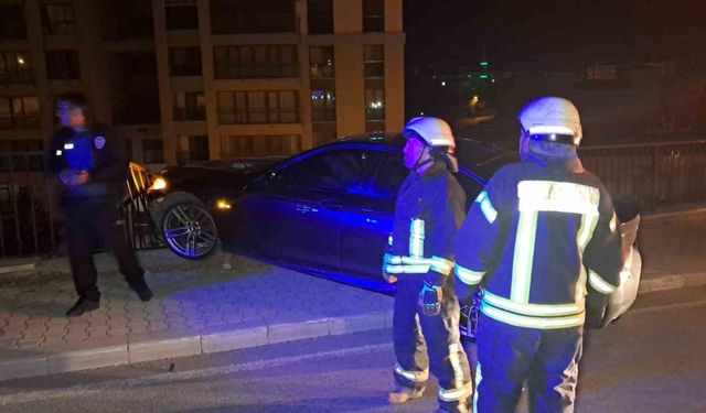 Karaman’da kontrolden çıkan otomobil demir bariyere çarparak asılı kaldı