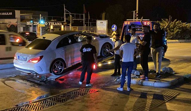 Kavşakta çarpışan 2 otomobilde maddi hasar oluştu