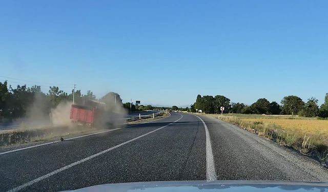 Lastiği patlayan kamyon devrilmekten son anda kurtuldu
