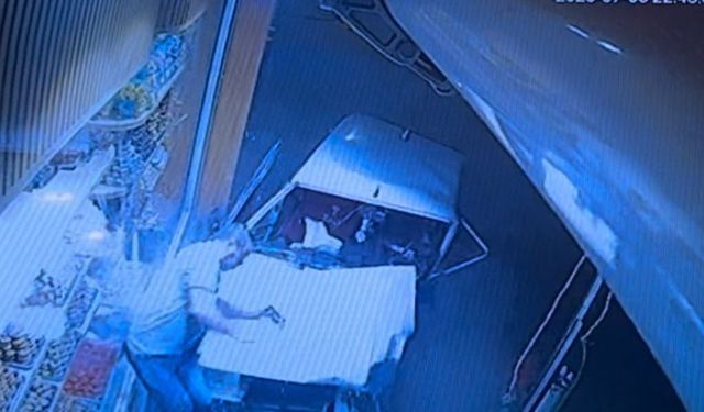 Manevra yapan araca vuran Tofaş, kontrolden çıkıp kaldırımda yürüyen vatandaşa böyle çarptı