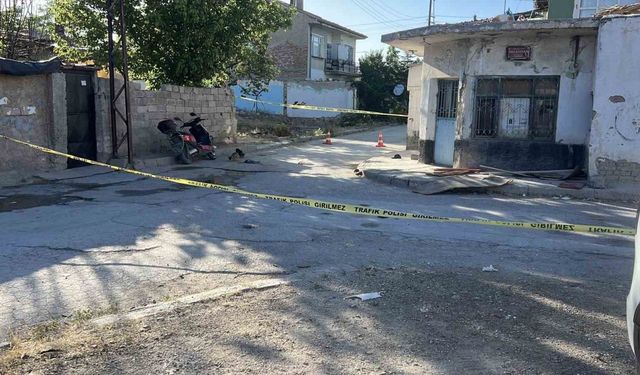 Motosikletiyle kaldırımdaki ahşap plakaya çarpan sürücü kurtarılamadı