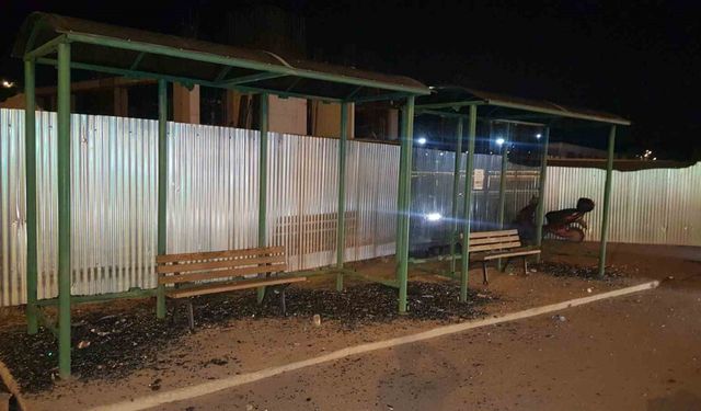 Otobüs durağının camlarını kıran şahıs tutuklandı