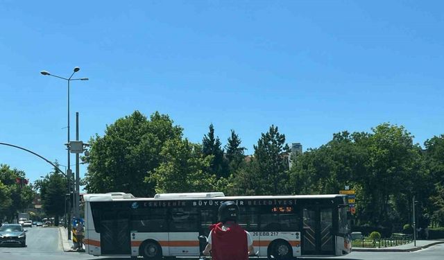Plakasını bez ile gizleyen motosiklet sürücüsü kırmızı ışıkta geçti