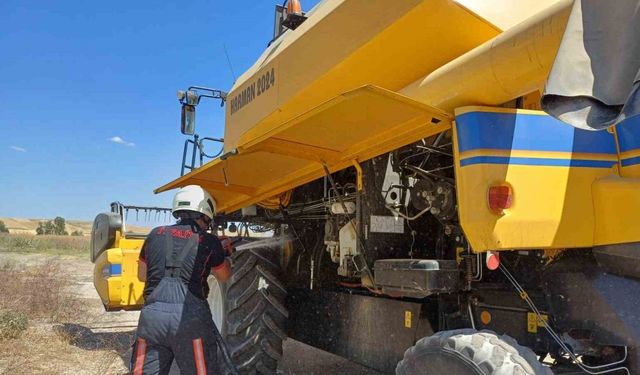 Tarlada çalışan biçerdöverde korkutan yangın
